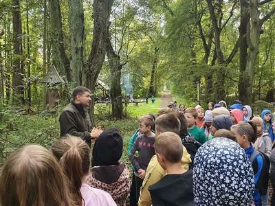 Leśnik opowiada dzieciom o mieszkańcach lasu