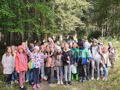 Zdjęcie wszystkich dzieci w lesie