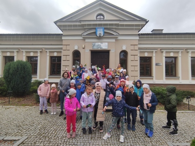 Klasa 1d i 1c przed budynkiem Biblioteki Publicznej