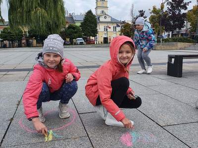 Dzieci rysują jabłka
