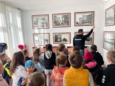 Dzieci słuchające historii Grójca
