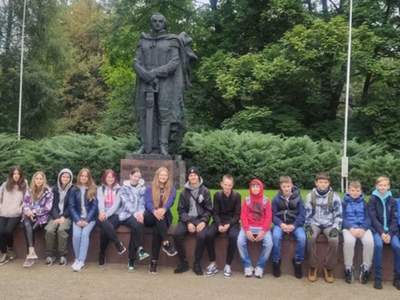 Uczniowie klas: 8b oraz 8f wraz z wychowawcami odbyli wycieczkę do wareckiego Muzeum im. Kazimierza Pułaskiego pod hasłem " Z wizytą u generała"