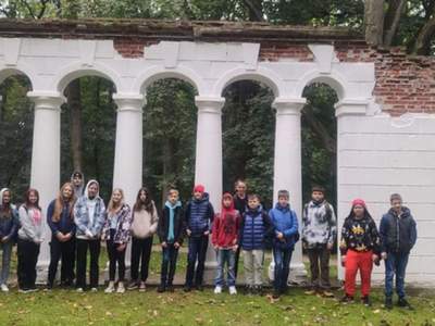 Uczniowie klas: 8b oraz 8f wraz z wychowawcami odbyli wycieczkę do wareckiego Muzeum im. Kazimierza Pułaskiego pod hasłem " Z wizytą u generała"