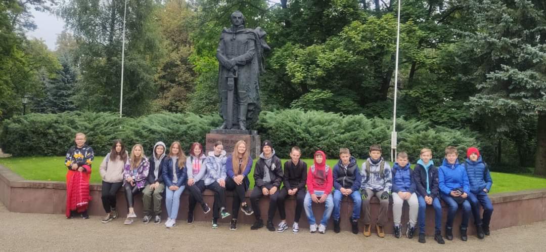 Uczniowie klas: 8b oraz 8f wraz z wychowawcami odbyli wycieczkę do wareckiego Muzeum im. Kazimierza Pułaskiego pod hasłem " Z wizytą u generała"