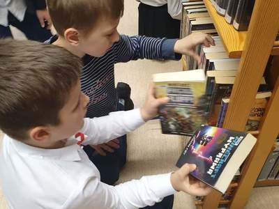 Wycieczka klasy 1a i 1e do Miejsko-Gminnej Biblioteki Publicznej w Grójcu