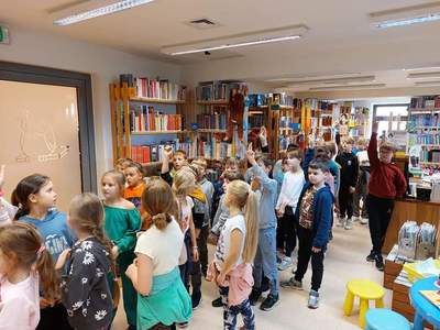Klasa 2b i 2d odwiedziła Miejsko-Gminną Bibliotekę Publiczną w Grójcu