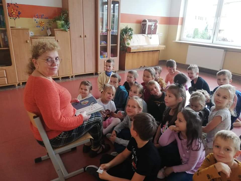 Babcia ucznia czyta dzieciom