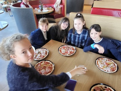W pizzerii