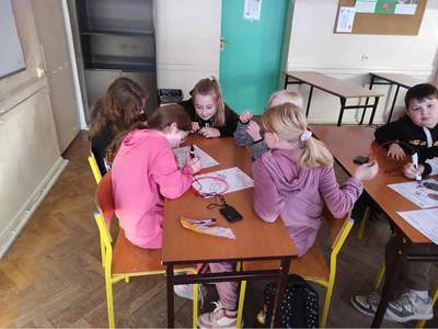 Uczniowie pracują z ołówkiem 3D