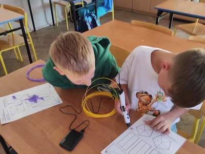 Uczniowie pracują z ołówkiem 3D