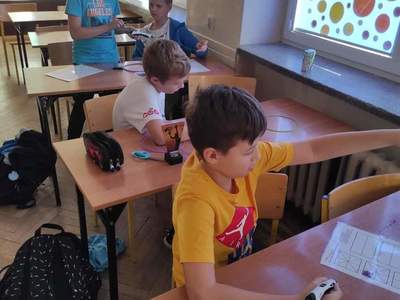 Uczniowie pracują z ołówkiem 3D