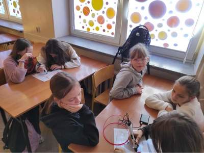 Uczniowie pracują z ołówkiem 3D