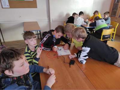 Uczniowie pracują z ołówkiem 3D