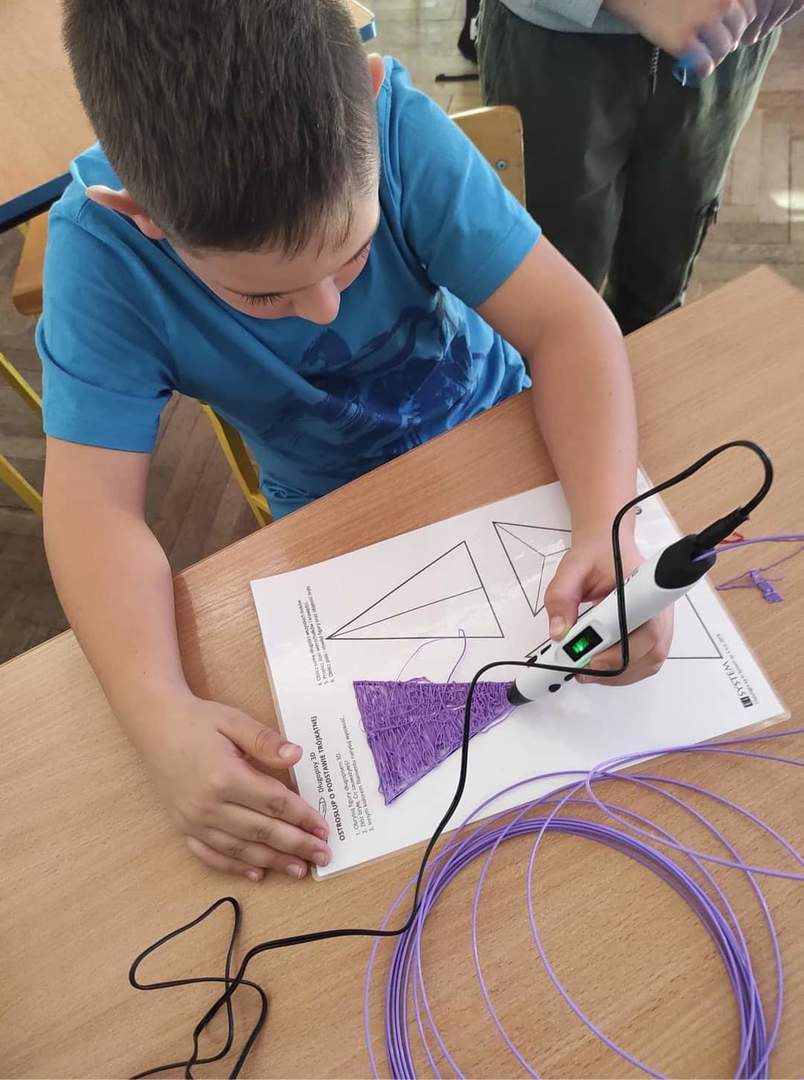 Uczniowie pracują z ołówkiem 3D