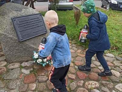 Biedronki zapalają znicze