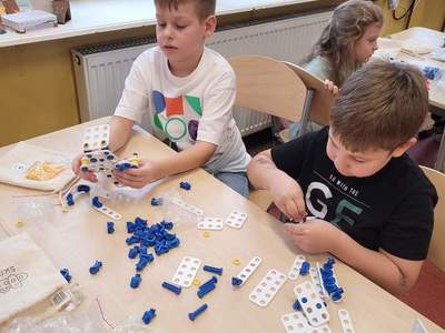 "Laboratoria Przyszłości" - dzisiejsze zajęcia w klasach 1a i 1b 🙂