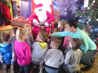 Dzieci z Św mikołajem 