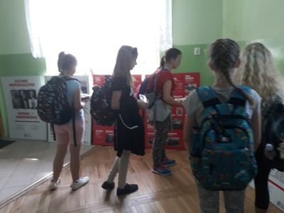 Uczniowie oglądają wystawę 