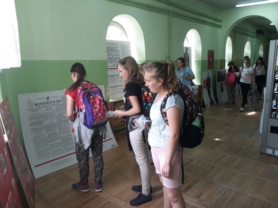 Uczniowie oglądają wystawę 