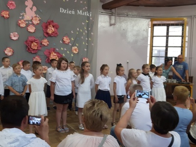 Występ uczniów na dzień matki