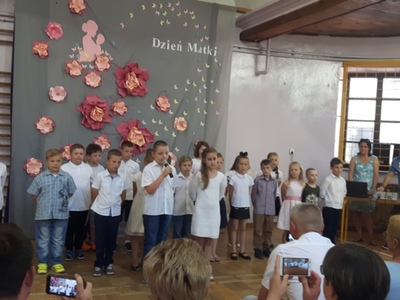 Występ uczniów na dzień matki 