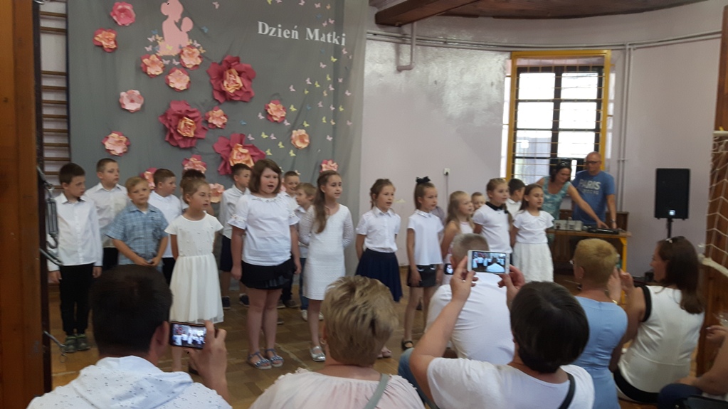Występ uczniów na dzień matki 