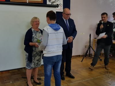 Pan Burmistrz Grójca wręcza nagrody 