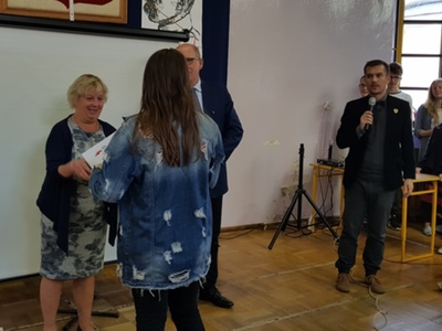 Pan Burmistrz Grójca wręcza nagrody 