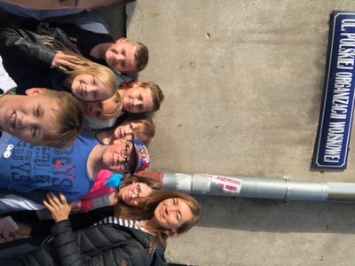 Zdjęcie grupowe na tle ulicy POW