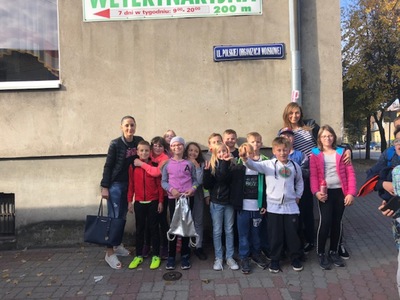 Zdjęcie grupowe na tle ulicy POW
