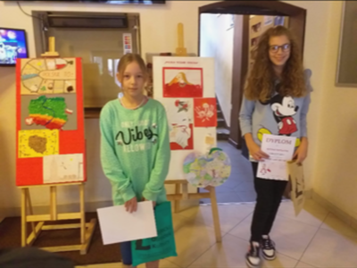 Uczniowie na tle wystaw 