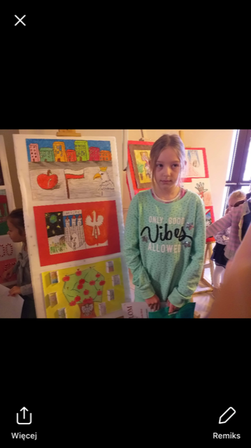 Uczeń na tle wystawy 