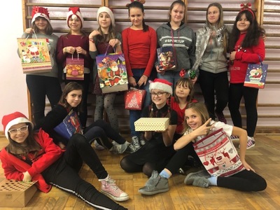 Zdjęcie grupowe z prezentami