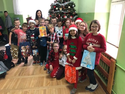 Zdjęcie grupowe z prezentami 