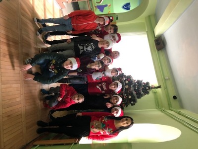 Zdjęcie grupowe na tle choinki 