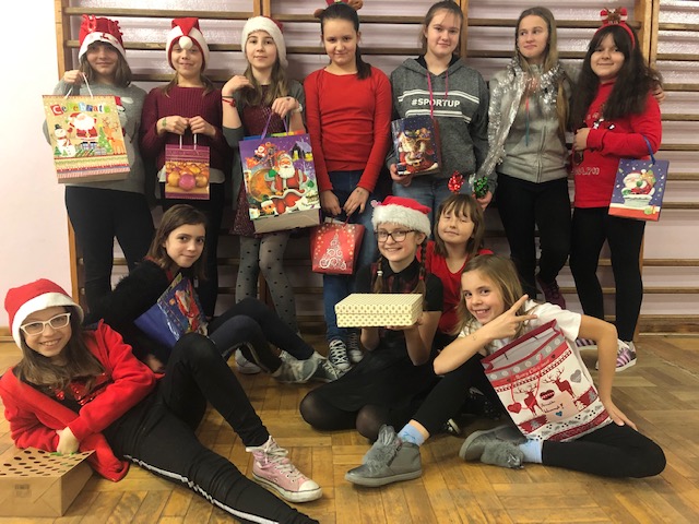 Zdjęcie grupowe z prezentami 