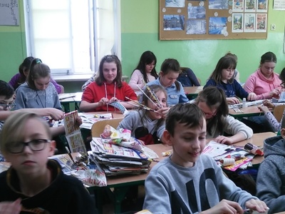 Uczniowie segregują śmieci