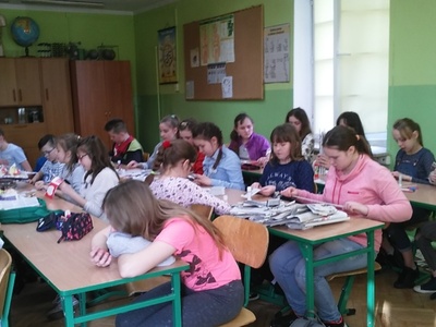 Uczniowie segregują śmieci 