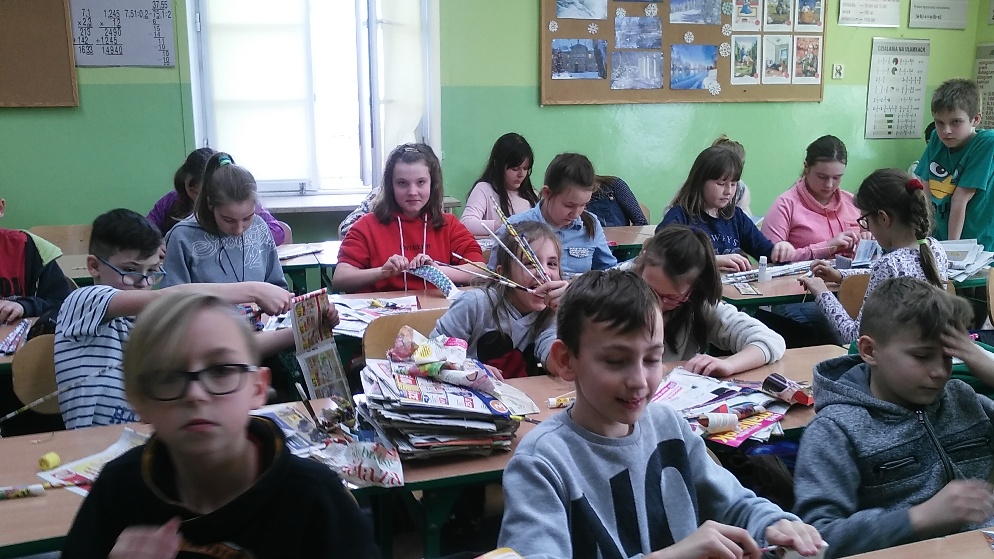 Uczniowie segregują śmieci 