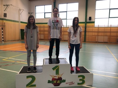uczniowie na podium 
