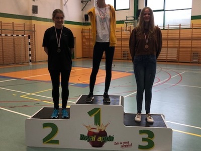 uczniowie na podium 