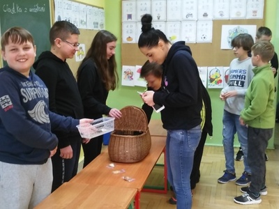 uczniowie z ciasteczkami z wróżbami 