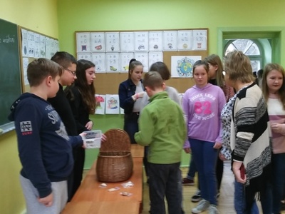 uczniowie z ciasteczkami z wróżbami 