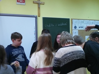 uczniowie z ciasteczkami z wróżbami 