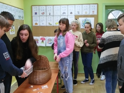 uczniowie z ciasteczkami z wróżbami 