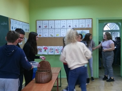 uczniowie z ciasteczkami z wróżbami 