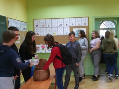 uczniowie z ciasteczkami z wróżbami 