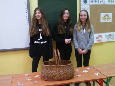 uczniowie z ciasteczkami z wróżbami 