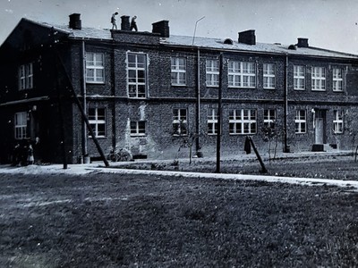 Zdjęcie przedstawiające pierwsze momenty z budowy Szkoły w Bikówku2 [400x300]