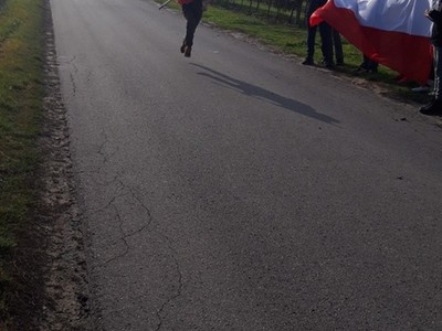 Biegnący chłopiec z flagą
